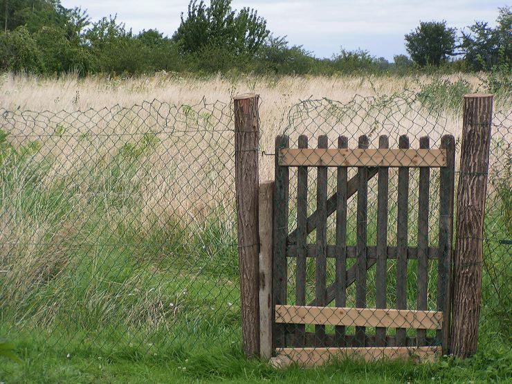 image de barrière dans un jardin de campagne