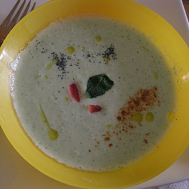assiette jaune soupe de concombre